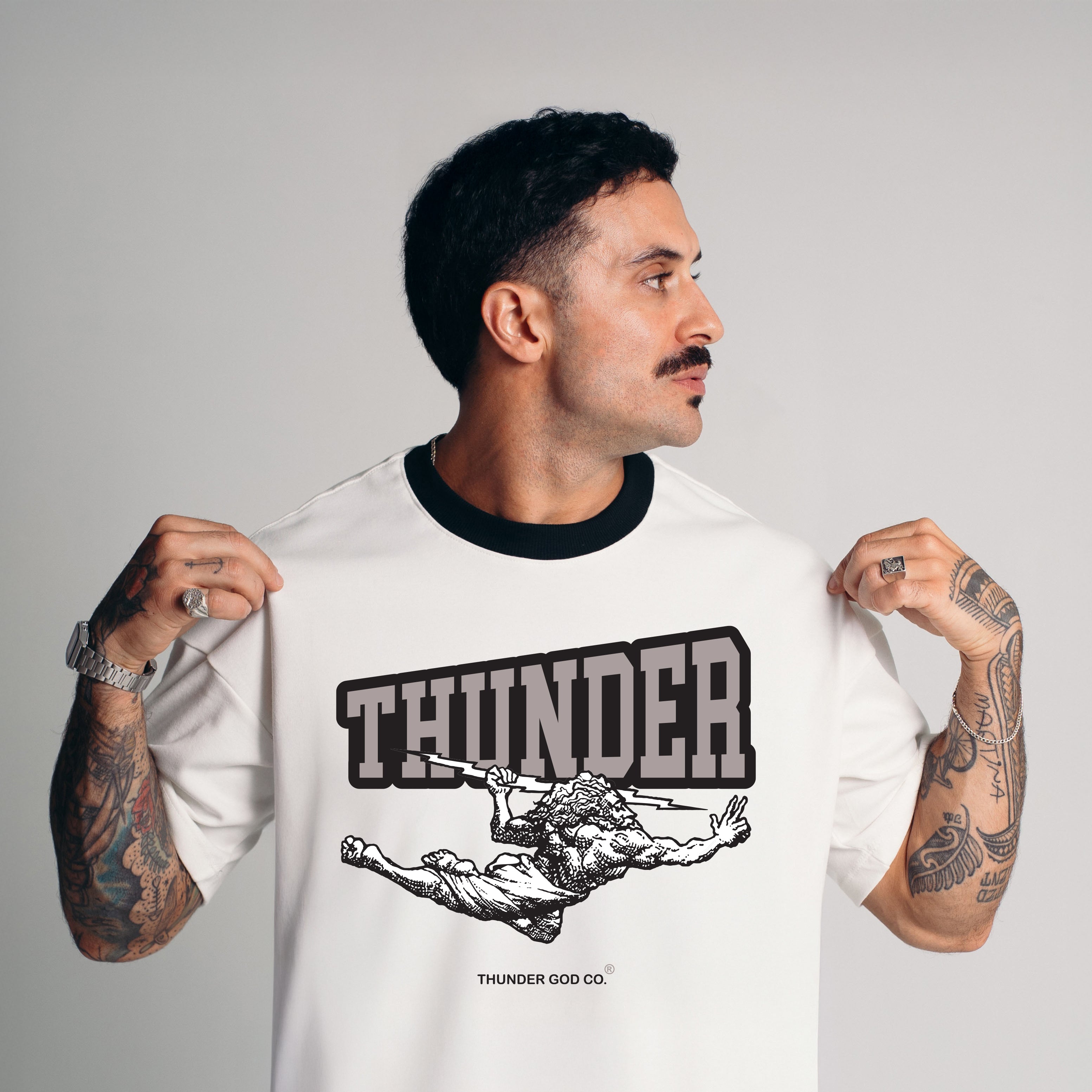 Camiseta Oversized Vintage Off-White Gola Preta Thunder God Co.