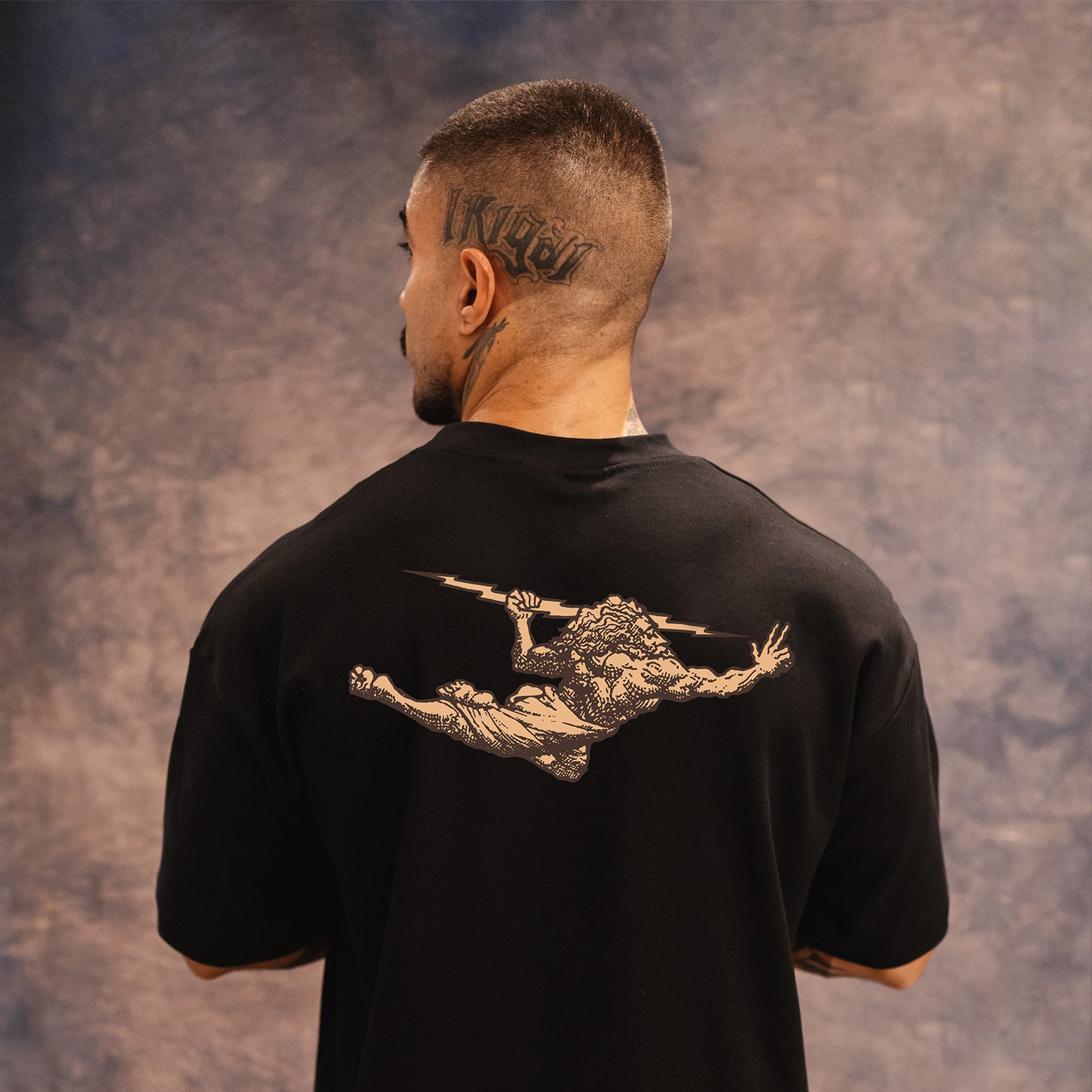Camiseta Oversized Strong Preta Thunder God Gold Back
