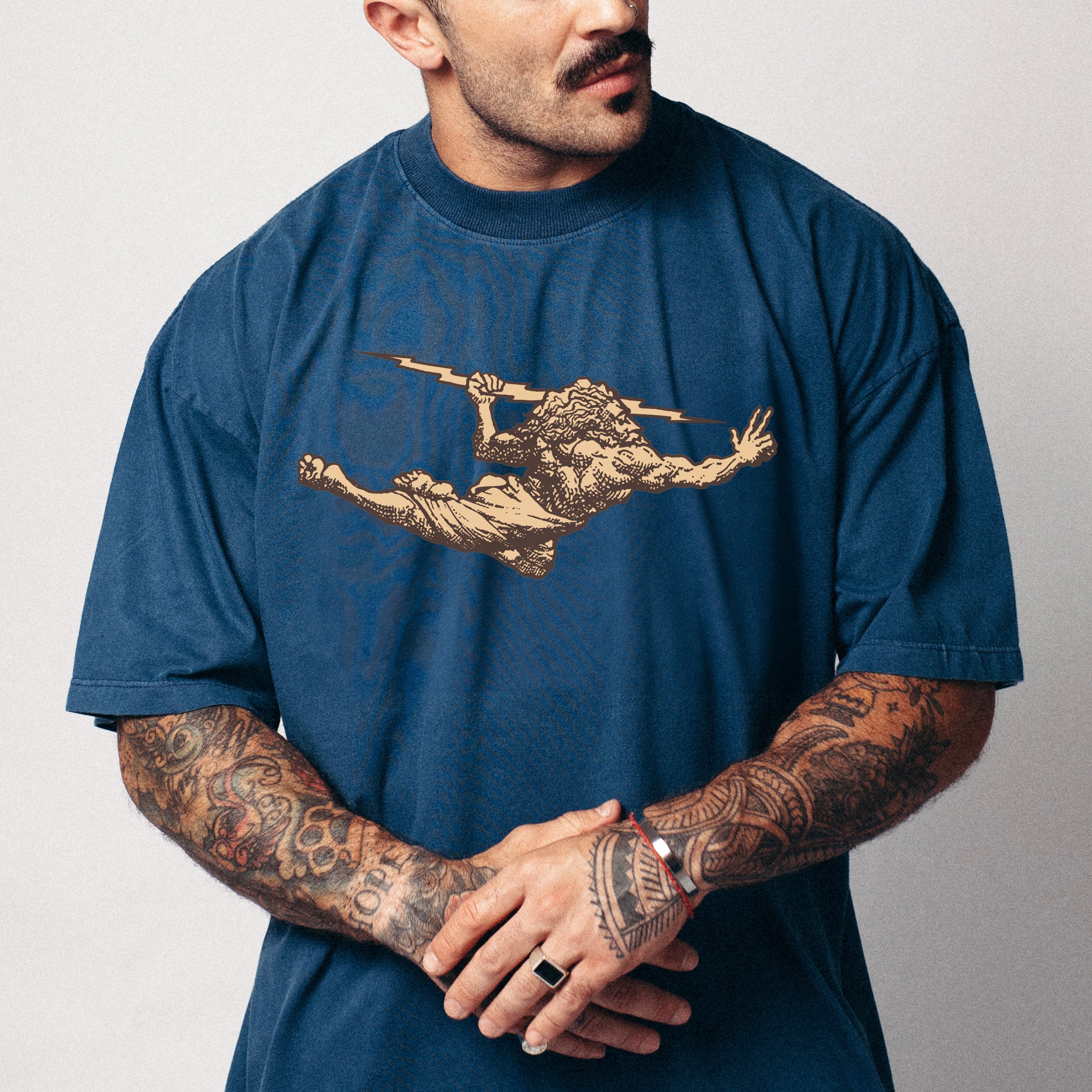 Camiseta Oversized Vintage Navy Blue Thunder God Gold